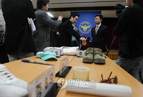 ▲ 지난 3월 30일 대전 대덕경찰서 관계자들이 승객을 연쇄살해한 택시기사 안모씨가 범행에 쓴 물건들에 관해 설명하고 있다. ⓒ 뉴데일리