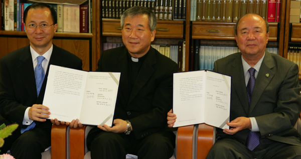 ▲ 왼쪽부터 홍영선 병원장 이동익 의료원장 정종환 장관. ⓒ 뉴데일리