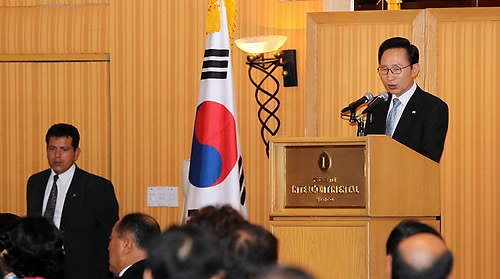 ▲ 멕시코를 방문중인 이명박 대통령이 30일 오후(현지시간) 멕시코시티 인터콘티넨털호텔에서 열린 동포간담회에서 인사말을 하고 있다. ⓒ연합뉴스