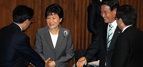 ▲ 한나라당 박근혜 전 대표가 지난달 29일 오후 국회에서 본회의에 상정된 '세종시 수정안' 표결에 앞서 반대토론자로 나서 원안 지지 의사를 밝힌 후 지지 의원들의 환영을 받고 있다 ⓒ 연합뉴스