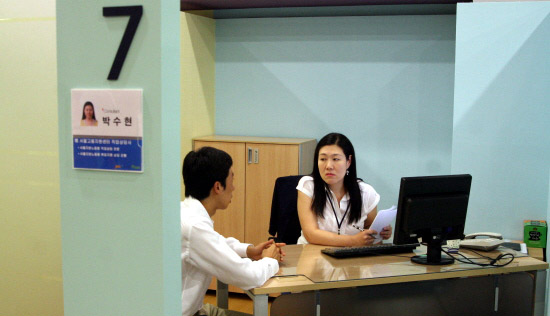 ▲ 잡영플라자에서 인크루트ES 취업컨설턴트가 구직자를 상담하고 있다 ⓒ 뉴데일리