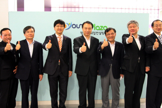 ▲ 임태희 고용노동부장관, 이광석 인크루트ES 대표 등 내빈이 잡영플라자 현판 앞에서 잡영플라자 개소를 축하하는 포즈를 취하고 있다 ⓒ 뉴데일리