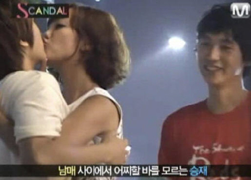 ▲ 고은아가 남동생인 엠블랙의 미르와 진한 뽀뽀를 가상남자친구 앞에서 나누고 있다. ⓒ 방송화면