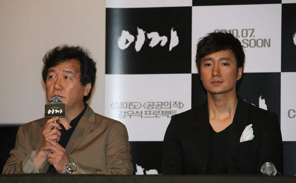 ▲ 영화 '이끼'의 강우석 감독(좌)과 박해일(우) ⓒ 뉴데일리