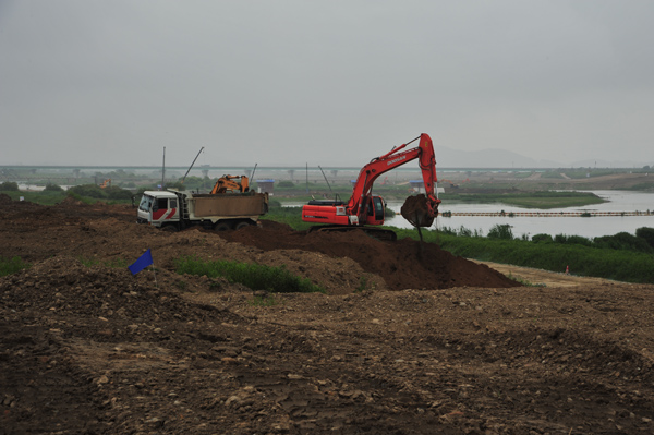 ▲ 30일 영산강 승촌보 공사&nbsp;현장 근처의 준설토 적치장에서 트럭에서 내린 토사를 포클레인이 정리하고 있다. ⓒ 뉴데일리