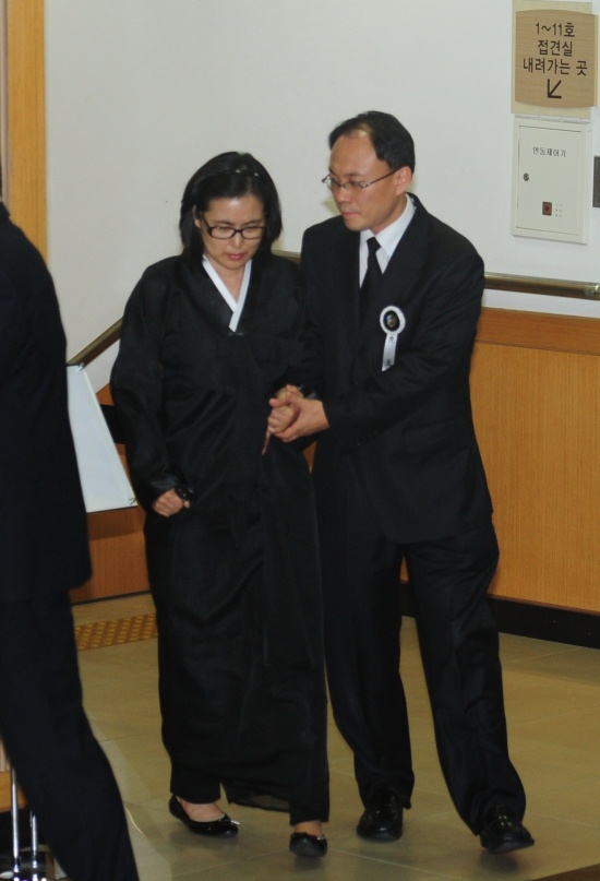 ▲ 상주인 박용하의 누나 박혜연씨와 매형 김재현씨가 두 손을 꼭 잡고 장례식장 입관실에 들어가고 있다. ⓒ 박지현 기자 