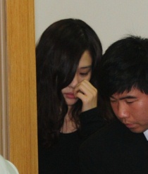 ▲ 배우 김현주가 입관식에 참석키 위해 3층 빈소에서 내려오고 있다. ⓒ 박지현 기자 