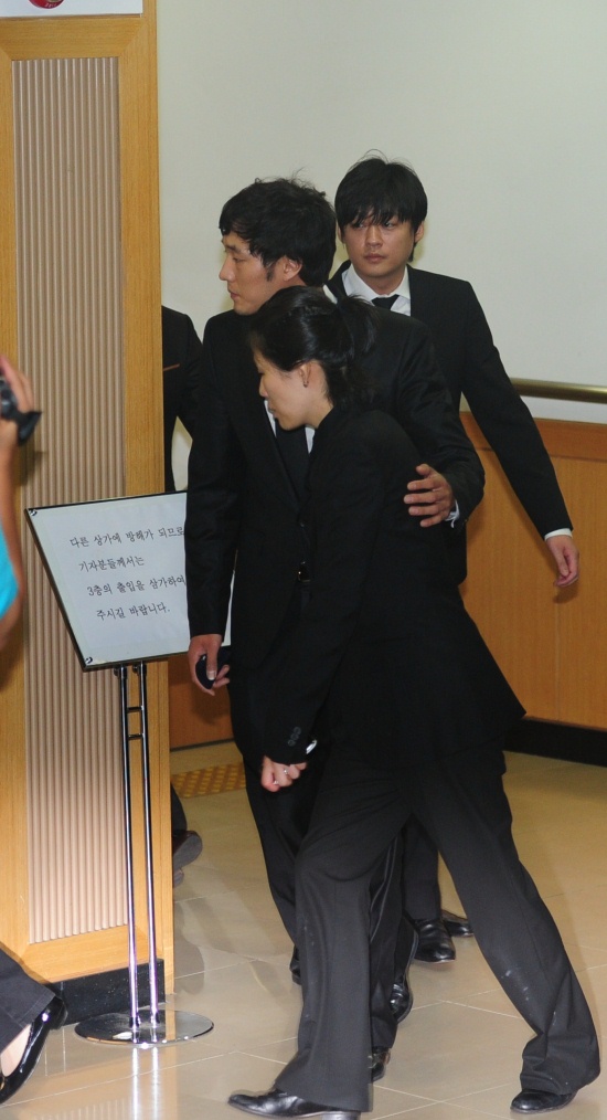 ▲ 1일 오후 2시 서울 반포동 서울성모병원 장례식장에서 치러진 입관식에 배우 소지섭이 침통한 표정으로 참석하고 있다. ⓒ 박지현 기자 