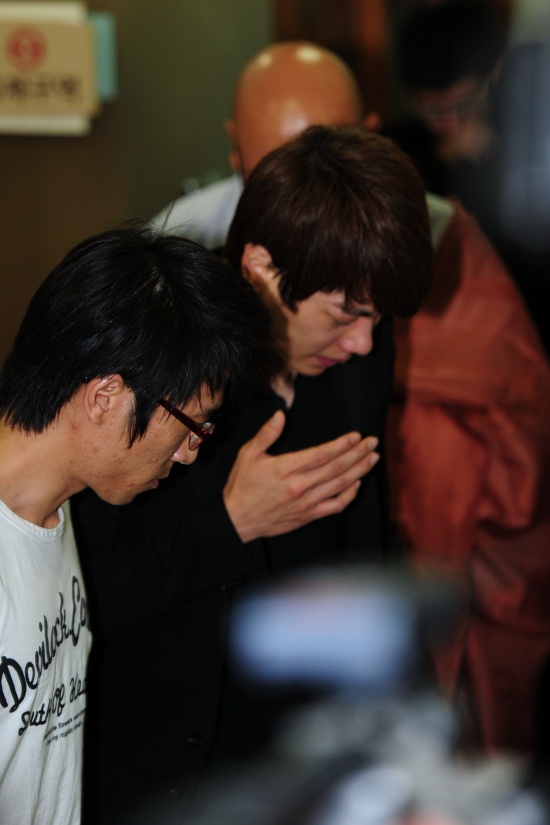 ▲ 1일 오후 2시 서울 반포동 서울성모병원 장례식장에서 치러진 입관식에 가수 박효신이 침통한 표정으로 참석하고 있다. ⓒ 박지현 기자 