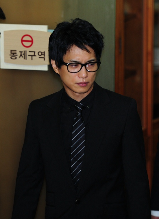 ▲ 1일 오후 2시 서울 반포동 서울성모병원 장례식장에서 치러진 입관식에 가수 김원준이 침통한 표정으로 참석하고 있다. ⓒ 박지현 기자 