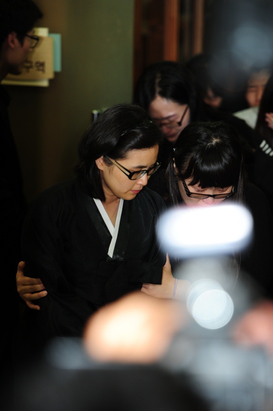 ▲ 박용하의 누나 박혜연(좌측)씨가 오열을 하며 입관실을 나오고 있다. ⓒ 박지현 기자 