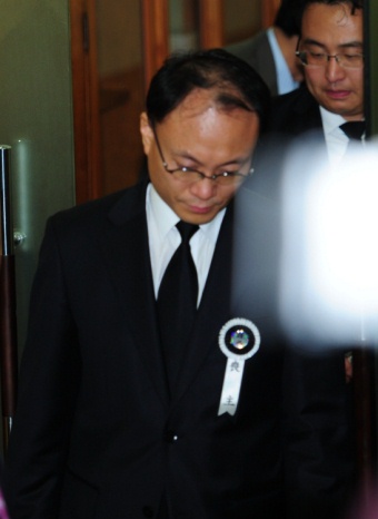 ▲ 박용하의 매형 김재현씨가 입관실을 나오고 있다. ⓒ 박지현 기자