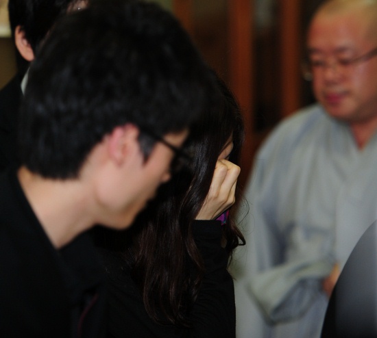 ▲ 1일 오후 2시 서울 반포동 서울성모병원 장례식장에서 치러진 입관식에 배우 김현주가 침통한 표정으로 참석하고 있다. ⓒ 박지현 기자