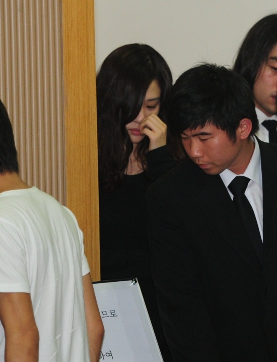 ▲ 1일 오후 2시 서울 반포동 서울성모병원 장례식장에서 치러진 입관식에 배우 김현주가 침통한 표정으로 참석하고 있다. ⓒ&nbsp;박지현 기자&nbsp;