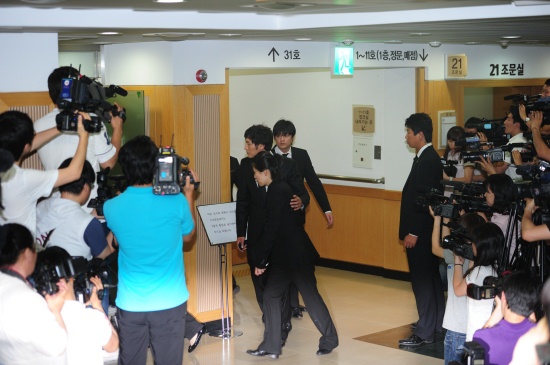 ▲ 1일 오후 2시 서울 반포동 서울성모병원 장례식장에서 치러진 입관식에 배우 소지섭이 침통한 표정으로 참석하고 있다. ⓒ&nbsp;박지현 기자&nbsp;