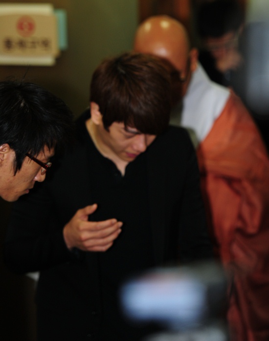 ▲ 1일 오후 2시 서울 반포동 서울성모병원 장례식장에서 치러진 입관식에 가수 박효신이 침통한 표정으로 참석하고 있다. ⓒ&nbsp;박지현 기자&nbsp;