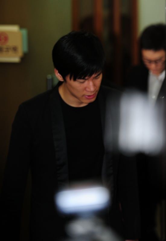 ▲ 1일 오후 2시 서울 반포동 서울성모병원 장례식장에서 치러진 입관식에 배우 김무열이 침통한 표정으로 참석하고 있다. ⓒ&nbsp;박지현 기자&nbsp;