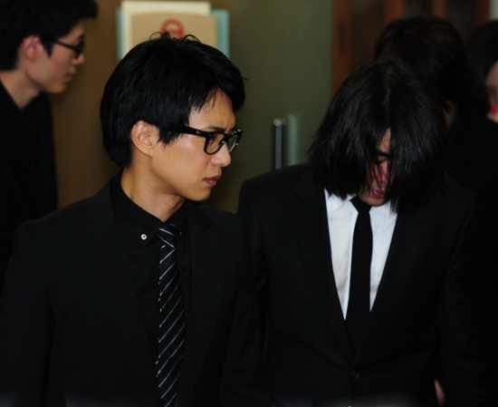 ▲ 1일 오후 2시 서울 반포동 서울성모병원 장례식장에서 치러진 입관식에 가수 김원준(좌측)이 침통한 표정으로 참석하고 있다. ⓒ 박지현 기자