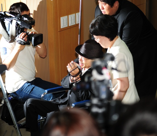 ▲ 故박용하의 아버지가 입관실을 나오고 있다. ⓒ&nbsp;박지현 기자&nbsp;