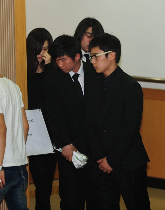 ▲ 1일 오후 2시 서울 반포동 서울성모병원 장례식장에서 치러진 입관식에 배우 정태우가 침통한 표정으로 참석하고 있다. 좌측에 배우 김현주의 모습도 보인다. ⓒ 박지현 기자 