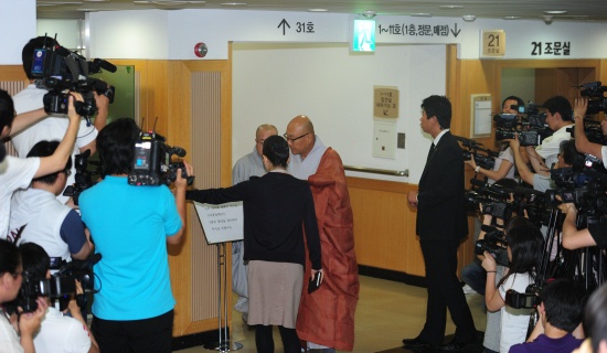 ▲ 1일 오후 2시 불교식으로 치러지는 故박용하의 입관식을 위해 스님이 입장하고 있다. ⓒ 박지현 기자