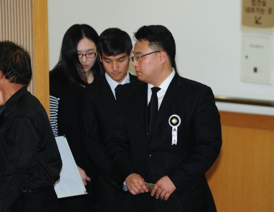 ▲ 故박용하의 지인들이 입관식에 참석키 위해 3층 빈소에서 내려오고 있다. ⓒ 박지현 기자 