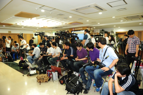 ▲ 1일 오후 100여곳 이상의 방송·언론매체에서 다수의 취재진이 나와 故박용하의 입관식 정경을 담고 있다. ⓒ 박지현 기자 