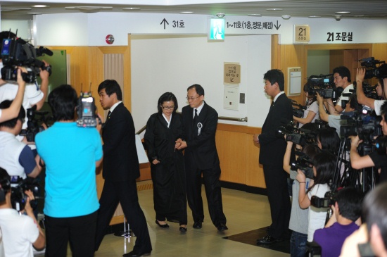 ▲ 상주인 박용하의 누나 박혜연씨와 매형 김재형씨가 두 손을 꼭 잡고 장례식장 입관실에 들어가고 있다. ⓒ 박지현 기자