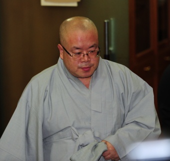 ▲ 1일 오후 2시 불교식으로 치러지는 故박용하의 입관식을 위해 스님이 입장하고 있다. ⓒ 박지현 기자 