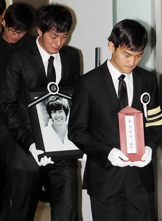 ▲ 2일 오전 반포동 가톨릭대학교 서울성모병원 장례식장에서 열린 故 박용하씨의 영결식에서 영정사진을 든 배우 소지섭을 비롯한 유가족 및 동료들이 고인의 영정을 뒤따르고 있다.  ⓒ 연합뉴스