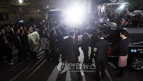 ▲ 2일 오전 반포동 가톨릭대학교 서울성모병원 장례식장에서 열린 故 박용하씨의 영결식에서 영정사진을 든 배우 소지섭을 비롯한 유가족 및 동료들이 고인의 영정을 뒤따르고 있다.