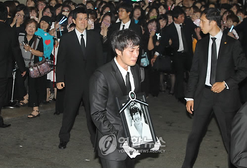 ▲ 2일 오전 반포동 가톨릭대학교 서울성모병원 장례식장에서 열린 故 박용하의 영결식에서 영정사진을 든 배우 소지섭을 비롯한 유가족 및 동료들이 고인의 영정을 뒤따르고 있다.