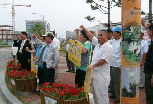 ▲ 4대강 사업을 반대하는 농성에 맞서 나주시 영산강 유역 시민단체들이 전남도청 근처에서 찬성 집회를 열고 있다. ⓒ 뉴데일리