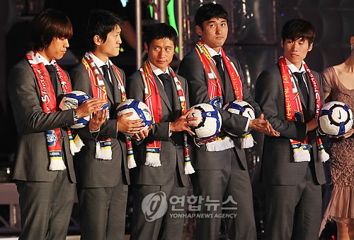 ▲ 박주영, 이청용, 이영표, 이정수, 박지성 선수(왼쪽부터)가 지난달 29일 오후 서울광장에서 열린 '남아공 월드컵 선수단 환영 국민대축제'에서 질문을 듣고 있다.