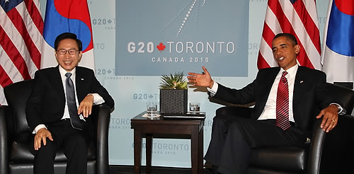 ▲ 이명박 대통령이 26일 오후(현지시간) 토론토 인터콘티넨탈 호텔에서 버락 오바마 미국 대통령의 정상회담 결과 설명 도중 환하게 웃고 있다. ⓒ연합뉴스