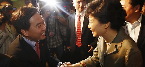 ▲ 7.14 전당대회에 출마한 친박계 후보 이성헌 의원(왼쪽)과 악수를 나누는 박근혜 전 한나라당 대표(오른쪽) ⓒ 연합뉴스