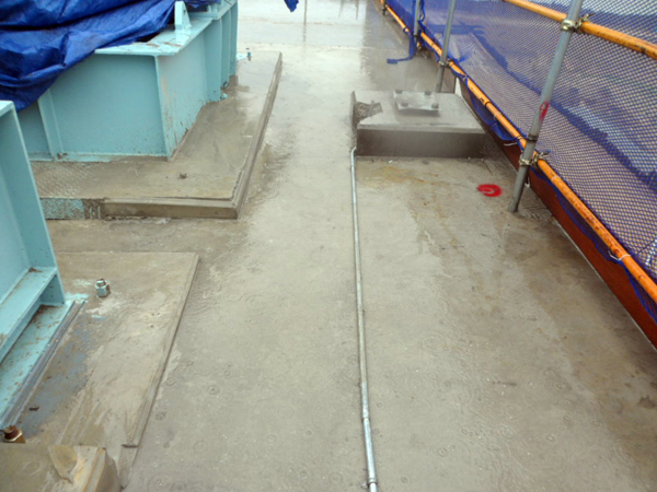 ▲ 구미보의 수문을 들어올리는 권양대 슬라브 바닥. 균열이 없이 멀쩡하다. ⓒ 뉴데일리