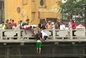 ▲ &lsquo;번개팅&rsquo; 거절당한 20대 여성이 투신 소동을 벌이고 있다 ⓒ&nbsp;온바오닷컴