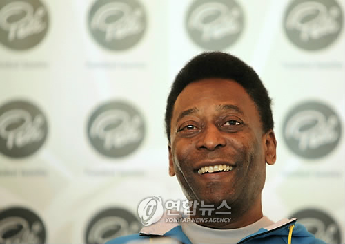 ▲ 남아공 요하네스버그의 한 행사에 참석한 펠레.