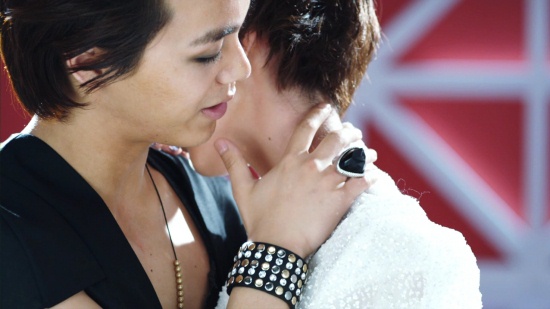 ▲ 엠블랙의 미르와 간미연이 섹시한 안무를 선보이고 있다.