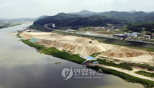 ▲ 연합뉴스 등 일부매체가 금강의 적치장이 장마에 위험하다며 소개한 사진. 환경단체가 제공한 것으로&nbsp;맑은날 찍은 사진이다. 국토부 관계자는 사진속의 준설토는 공주시에 매각한 골재라고 밝혔다. ⓒ 뉴데일리