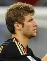 ▲ 2010 남아공 월드컵 무대에 처음 출전한 뮬러(왼쪽) 선수가 아르헨티나와 8강전에서 헤딩슛 선제골을 넣은 뒤 슈타인스타이거의 축하를 받고 있다.(연합뉴스) 