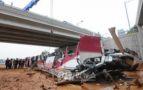 ▲ 인천대교서 추락한 고속버스, 형체를 알아볼 수 없게 부숴졌다.(연합뉴스)&nbsp;