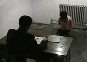 ▲ 북한 보위부의 탈북 여성 고문 모습 ⓒ북한정의연대 홈페이지 캡처
