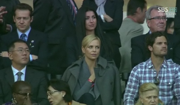 ▲ (왼쪽부터) 정의선 현대자동차 부회장과 할리우드 여배우 샤를리즈 테론이 나란히 앉아 독일과 아르헨티나의 8강전을 지켜보고 있다. ⓒ 방송화면