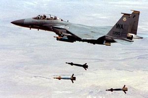 ▲ 폭격기에서 투하되는 스마트 폭탄 ⓒ&nbsp;자료사진