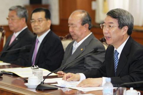 ▲ 세종시 민관합동회의 마지막 회의를 주재하는 정운찬 총리.&nbsp;ⓒ 연합뉴스