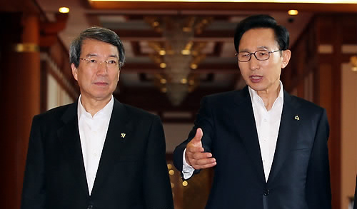 ▲ 이명박 대통령과 정운찬 총리가 6월 22일 오전 청와대에서 열린 국무회의에 참석하며 이야기를 나누고 있다. ⓒ연합뉴스