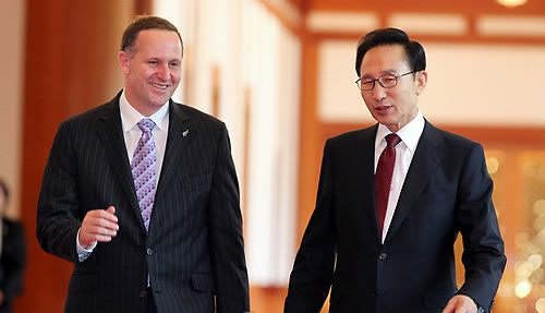 ▲ 이명박 대통령과 존 키 뉴질랜드 총리가 5일 오후 청와대에서 정상회담을 위해 회담장으로 가고 있다. ⓒ연합뉴스