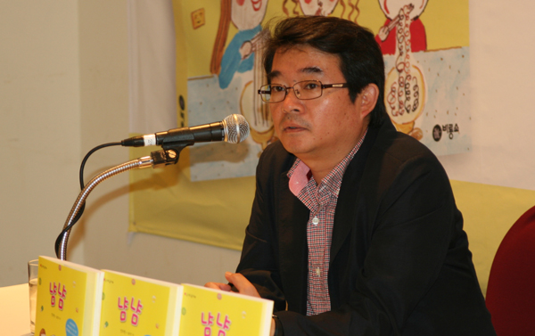 ▲ 동시집 '냠냠' 기자간담회에 참석한 안도현 시인 ⓒ 뉴데일리